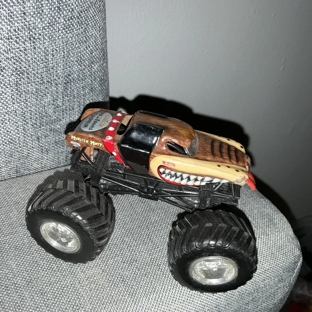 Hot Wheels Monster Jam Truck Monster‎ Mutt 2010 Freestyle Champion 1:64 Dog
